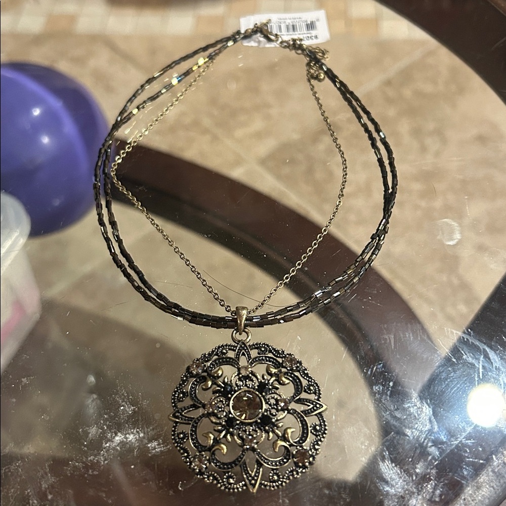 Cookie Lee Black and Gold Pendant Necklace - Picture 5 of 7